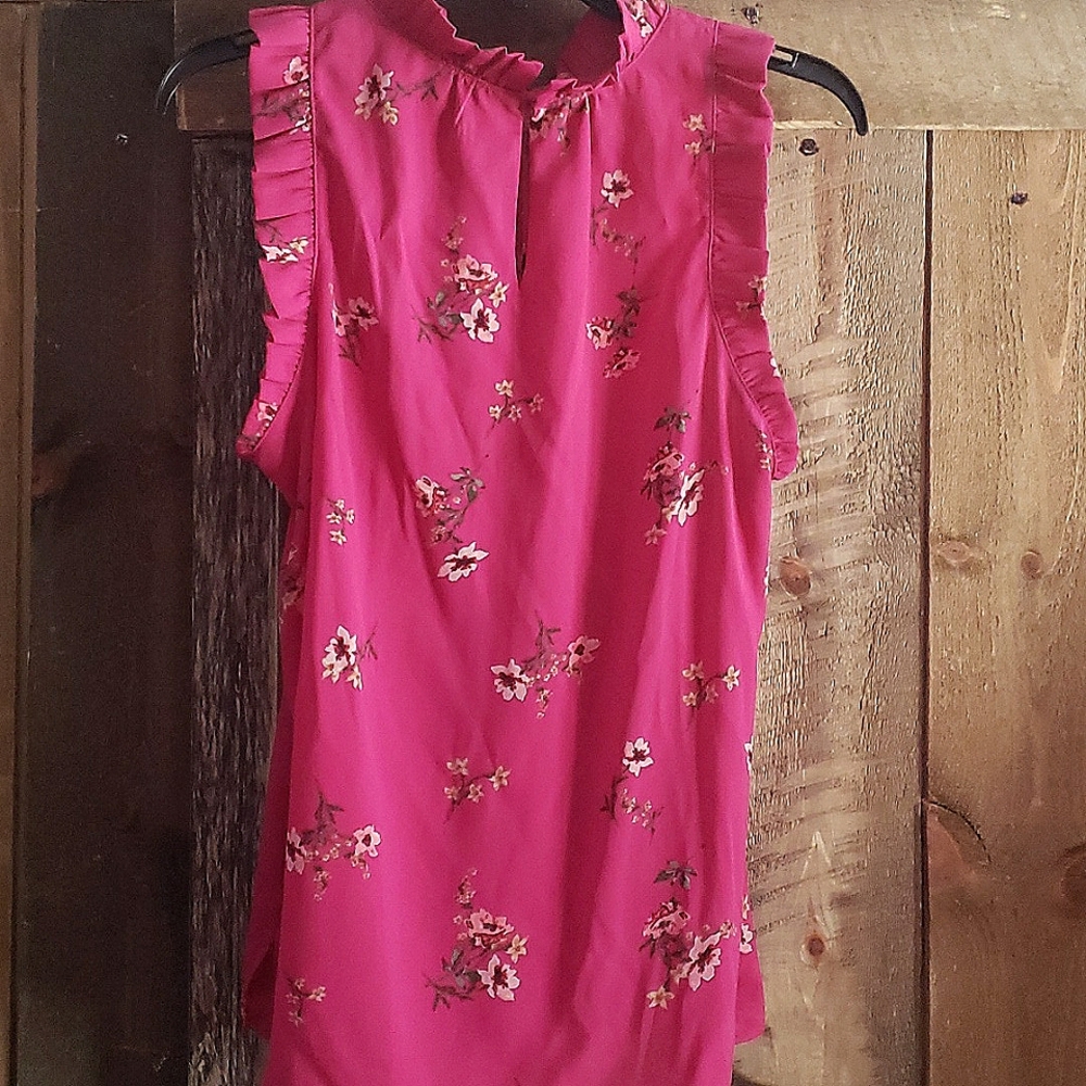 Med.Vince Camuto purple floral 1/4 button ruffle collar and short sleeves.